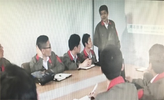 正在探讨负压称量罩的鸿基研发团队