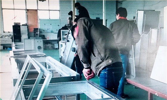 为出口定单忙碌的鸿基员工